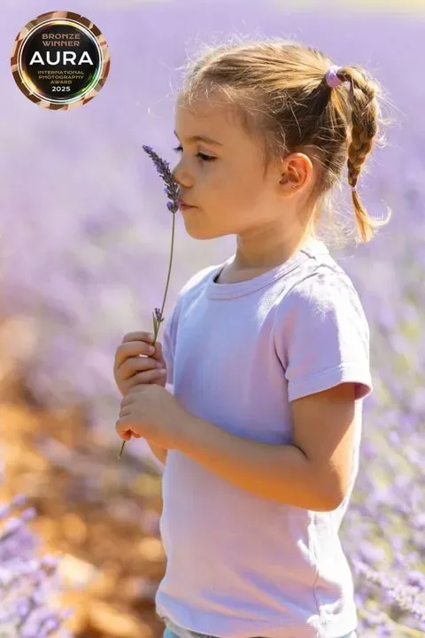 petite fille dans un champ de lavande