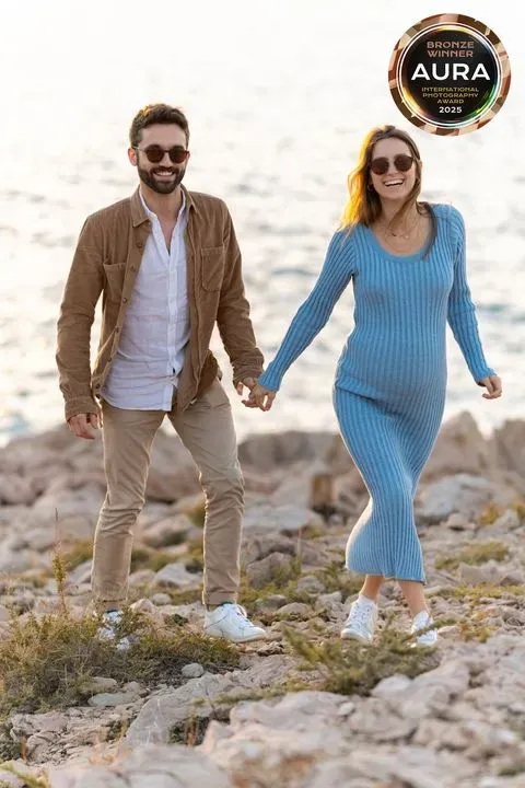 couple posant au bord de la mer